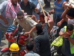 Egípcios espancam homem em moto. Confrontos deixam 20 mortos no país