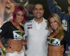 Com pouca roupa, panicats sobem em ringue com Mauricio Shogun