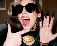 Será que vem casamento por aí? Lady Gaga posa com anel de noivado