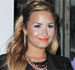 Nem vestido justo desviou atenção da maquiagem de Lovato
