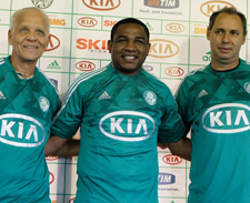 Camisa nova Palmeiras apresenta camisa e vira chacota por parecer o Guarani