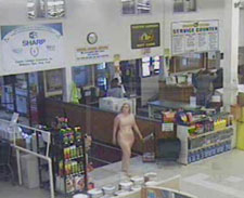 Peladona sem noção faz compras em supermercado com tranquilidade