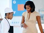 Michelle Obama e primeira-dama da França deixam <br> maridos em reunião da Otan e vão para a cozinha nos EUA