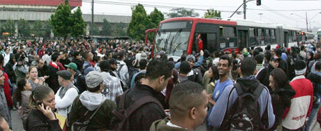 Greve afeta circulação do metrô em SP. Veja fotos