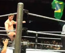 Lutador bate tiro de meta com bandeira e quase é preso; veja