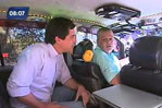 Taxista transforma o carro em boate ambulante no Rio
