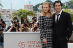 Nicole Kidman e Clive Owen posam para fotos em festival de cinema