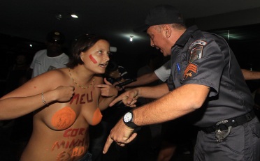 Guto Maia/AE Marcha das Vadias é marcada<br> por tumulto em Copacabana