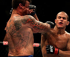 Cigano atropela algoz de Minotauro e continua como campeão do UFC