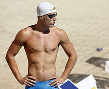 Bruno Fratus esquece piscina e toca bateria com bloco de partida. Veja