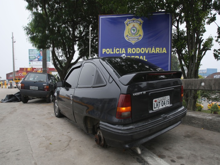 O Kadett que perdeu a roda e a Fiat com o corpo da vítima foram levados para o posto da PRF (Severino Silva / Ag. O Dia) Acidente Niterói