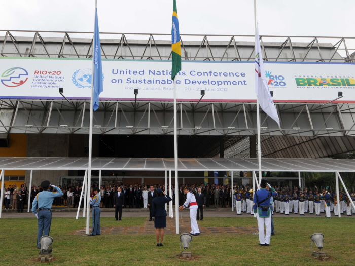 Prefeito Eduardo Paes, o diretor de divisão de Desenvolvimento Sustentável da ONU, Nikhil Seth, e o diretor de Departamento de Meio Ambiente do Itamaraty, participam do hasteamento da bandeira da ONU no RioCentro
(J.P.Engelbrecht/Prefeitura do Rio)
hasteamento-bandeira-ONU-700