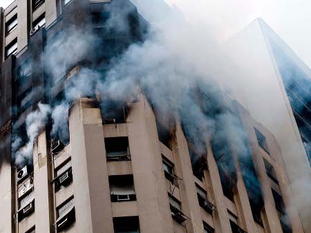 Fogo foi controlado por volta das 11h deste domingo
(Fábio Teixeira / AE)
incêndio