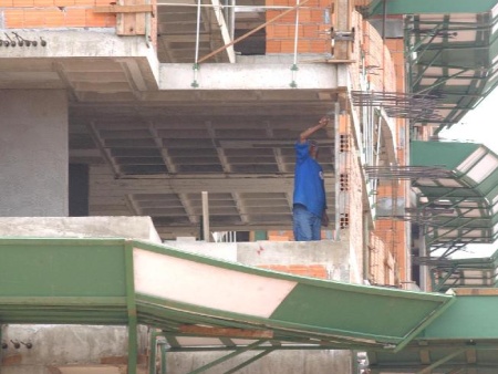 Há 61 vagas de trabalho para pedreiro, com salários de até R$ 1.105
(Marcello Casal Jr/ABr)
Pedreiro