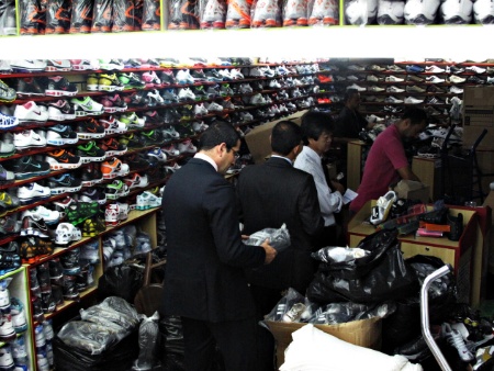 Prefeitura aprende 1 milh&atilde;o de produtos piratas em shopping do ...