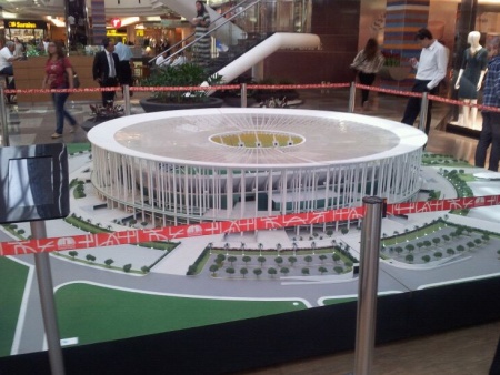 Peça está exposta no 1º piso do shopping, com horário de visitação de 10h às 22h, de segunda a sexta-feira, e de 14h às 20h, aos domingos e feriados
(Divulgação/GDF)
Maquete interativa do Estádio Nacional de Brasília Mané Garrincha será itinerante