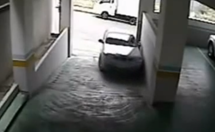 Frame Mulher Estacionamento