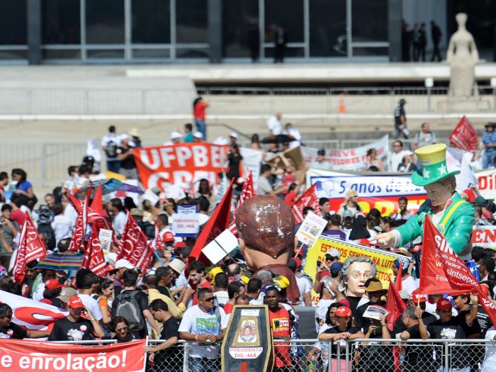 http://i2.r7.com/professores-marcha-brasilia-g-20120615.jpg