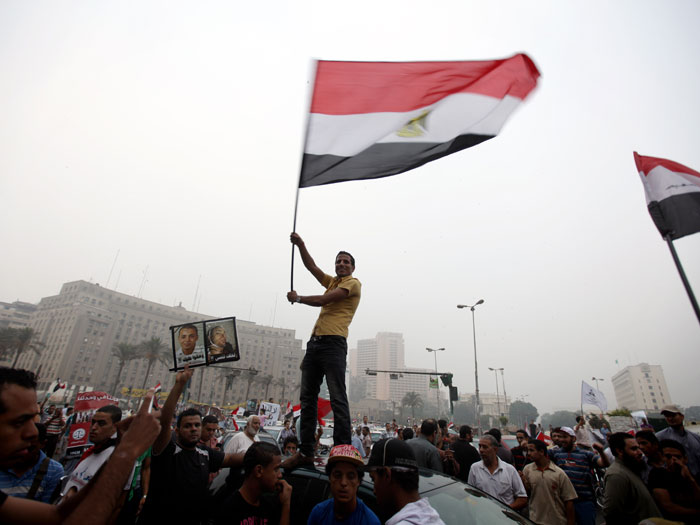 Apoiadores de Mohammed Mursi comemoram na praça Tahrir, no Cairo, após anúncio da Irmandade Muçulmana (AFP) egito anuncia vitoria mursi