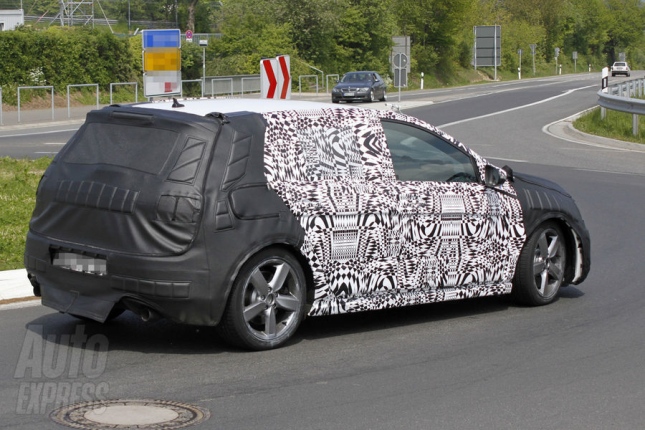 Reprodução/Auto Express Segundo a Auto Express, o novo Golf será um veículo com desenho mais esportivo. O para-brisa de inclinação acentuada, a grade menor e as luzes diurnas de L...
