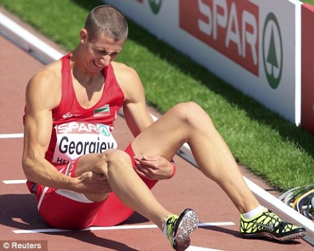 Georgi Georgiev após séria queda que resultou na lesão (Reuters) Atleta tem séria lesão durante os 100m rasos; Veja o vídeo