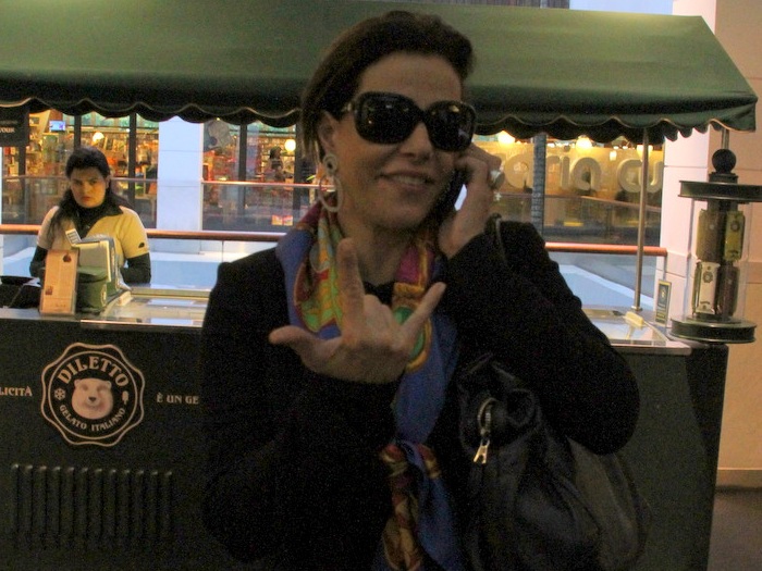 Ai, que loucura! Narcisa Tamborindeguy faz hang loose para ...