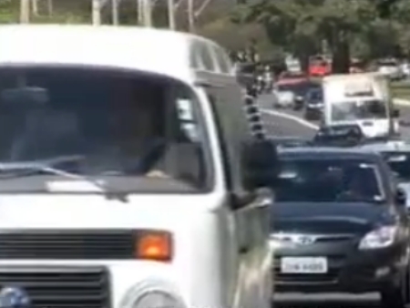 Motoristas devem quitar todas as multas e irregularidades antes de pagar o IPVA