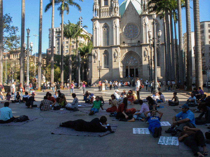 Manifestantes promovem “Deitaço” e protestam contra GCM na praça da Sé
