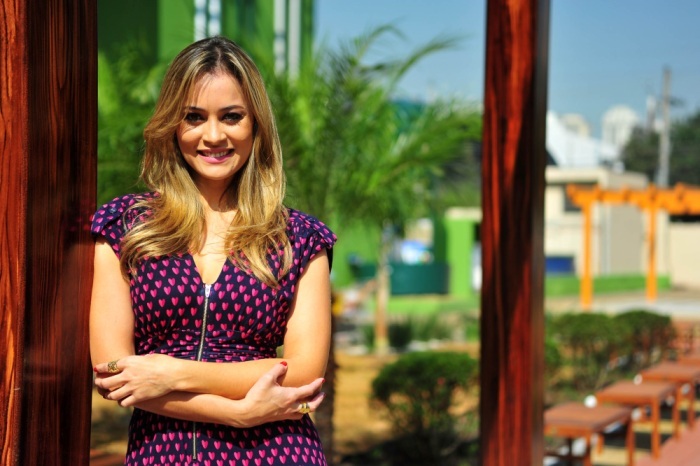 Conhe&ccedil;a Patr&iacute;cia Costa, a mo&ccedil;a do tempo do Jornal da Record ...