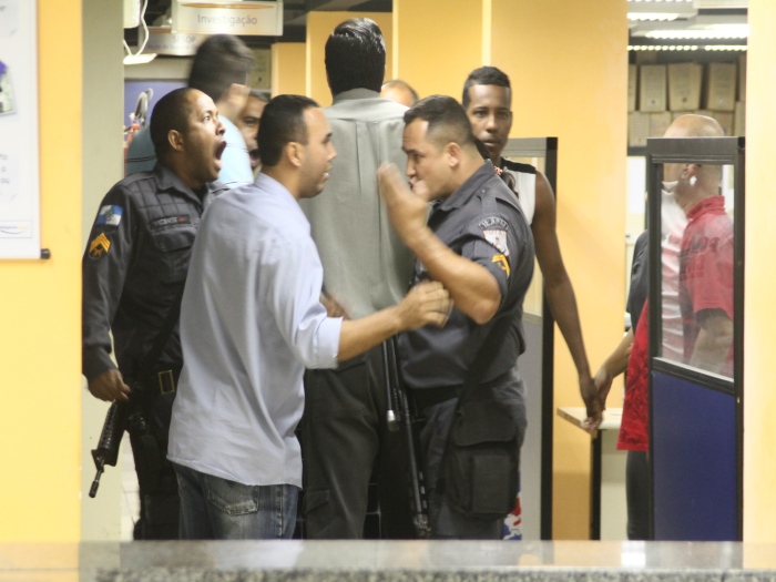 Delegado e PMs discutem ap&oacute;s pris&atilde;o de suspeitos que tentavam ...