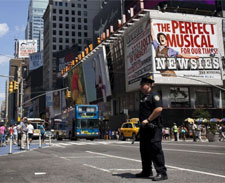 Homem fumando maconha é morto pela polícia na Times Square, em NY