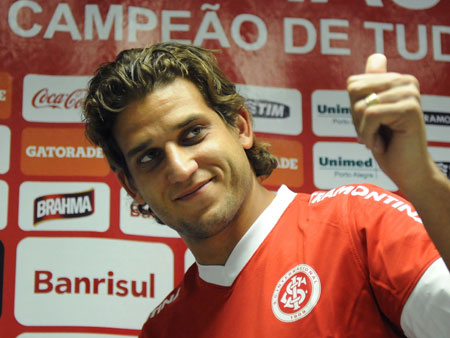 Rafael Moura fica fora da pr&eacute;-temporada do Inter - Futebol - R7