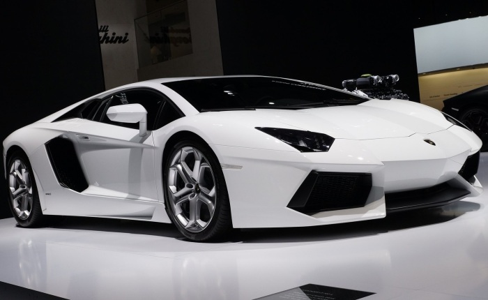 Divulgação Além de bonitos, estes quinze carros são os mais "nervosos" à venda no mercado brasileiro. O Lamborghini Aventador, modelo mais potente da lista, com "apen...