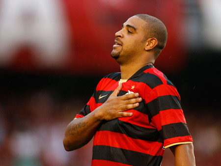 Adriano aceita proposta do Flamengo e fecha contrato até final deste ano