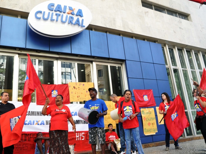 Manifestantes ocupam calçada do Centro Cultural da Caixa Econômica Federal na avenida Almirante Barroso
(Luiz Roberto Lima/Futura Press/AE)
SEM-TETOS