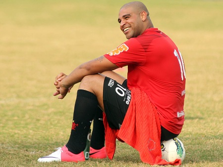 Adriano vai treinar mas n&atilde;o viaja com Flamengo para jogo contra ...
