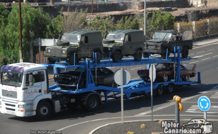 Os carros do filme Velozes e Furiosos 6 já chegaram à Espanha, onde ocorrem as filmagens. Entre os modelos transportados nesta foto estão o Land Rover Defe...