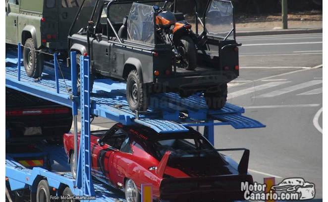 O Mercedes leva uma moto, que também deverá ser usada nas filmagens, e o Plymouth mostra seu charme com o "pequeno" aerofólio, característica principal do ...