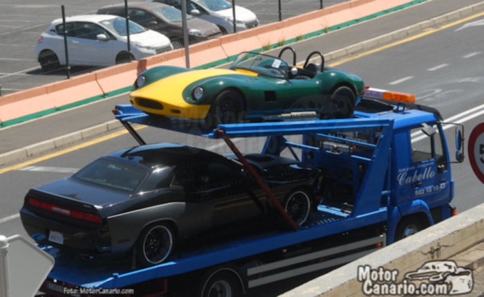 O Dodge Challenger preto já esteve em alguns filmes da série e participará do sexto filme de Vin Diesel e seus colegas de pista. Já o Lotus na parte superi...