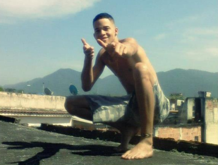 Jovem morto em chacina na baixada postou foto na internet horas ...