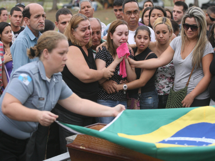 Divis&atilde;o de Homic&iacute;dios procura assassinos de PM na favela da ...