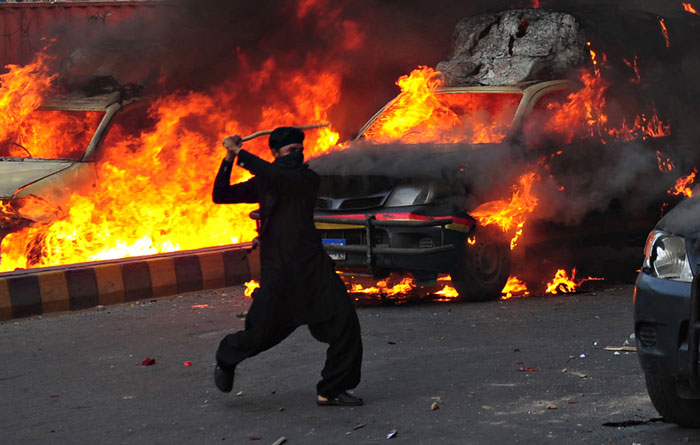 Manifestante participa de protestos na cidade paquistanesa de Karachi (Asif Hassan/AFP) .