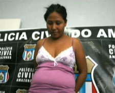 Mulher corta barriga de grávida e rouba bebê