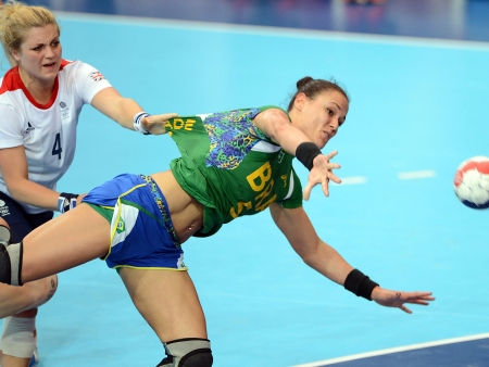 Jogadora do handebol continua internada mas tem progn&oacute;stico bom...