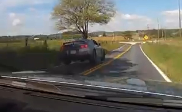 Um Nissan GT-R no ar, em alta velocidade. Para ver como isso acaba, dê uma olhada no vídeo abaixo (Reprodução/Videolog) Nissan