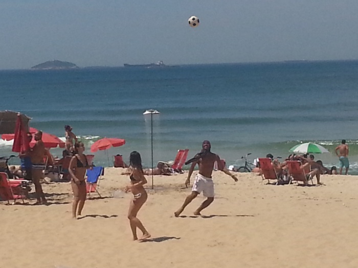 Altinho volta &agrave; praia de Ipanema ap&oacute;s confronto entre guardas e ...
