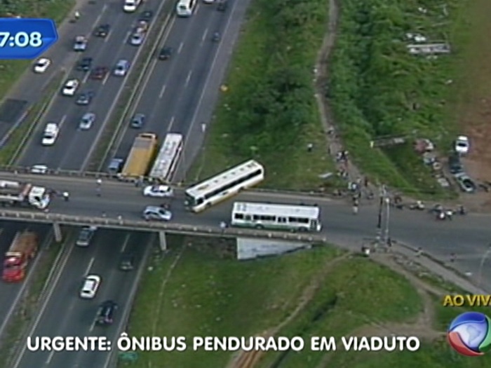 O motorista do coletivo teria surtado e jogado o veículo contra a mureta de proteção da via (Reprodução/Rede Record) onibus-pendurado-
