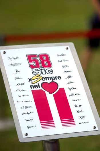 Multid&atilde;o lota &ldquo;curva fatal&rdquo; para homenagear piloto da MotoGP - Foto ...