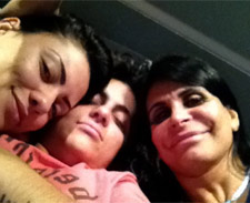 Gretchen, Thammy e namorada fazem farra na cama. Veja fotos