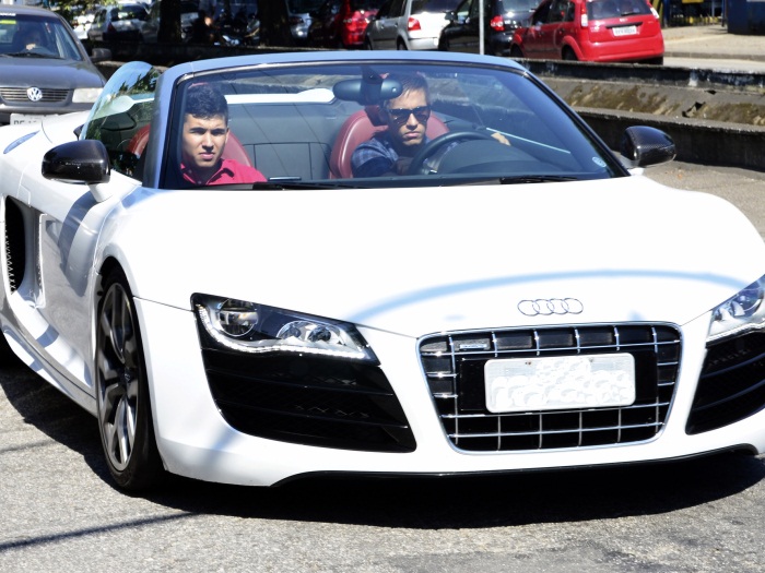 Neymar pede carr&atilde;o de R$ 856 mil emprestado - Famosos e TV - R7